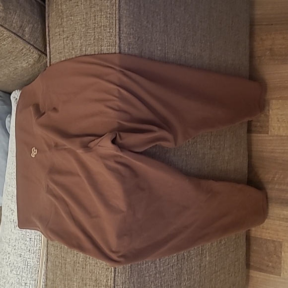 Aritzia TNA Cheeky Ankle Leggings (epicurean brown) - Picture 9 of 13